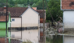 Jak pljusak poplavio više ulica u Nišu, voda na pojedinim mestima duboka i pola metra