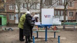 Jedan drži glasačku kutiju, drugi pušku: Ovako se glasa u okupiranim delovima Ukrajine