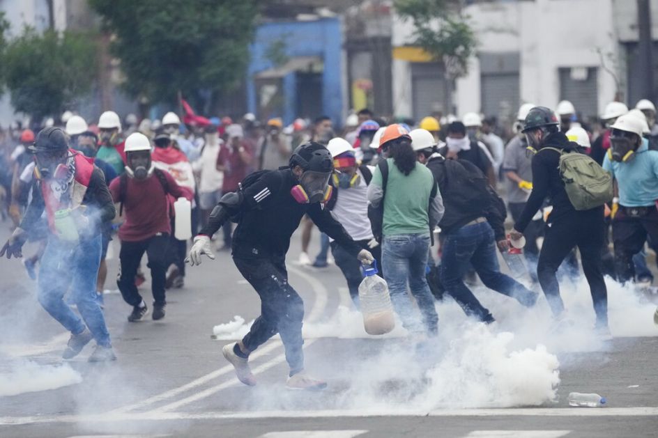 Jedan mrtav, više povređenih na protestima u Peruu