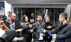 Jedan od pet miliona pita ko su bili ljudi u kordonima ispred RTS-a u vreme intervjua s Vučićem