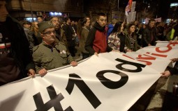
					Lečić ispred RTS: Ne menjajte protest, na pravom ste mestu 
					
									