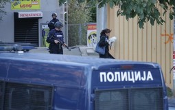 
					Jedan od pljačkaša menjačnice na Čukarici izvršio samoubistvo, dvojica uhapšena 
					
									