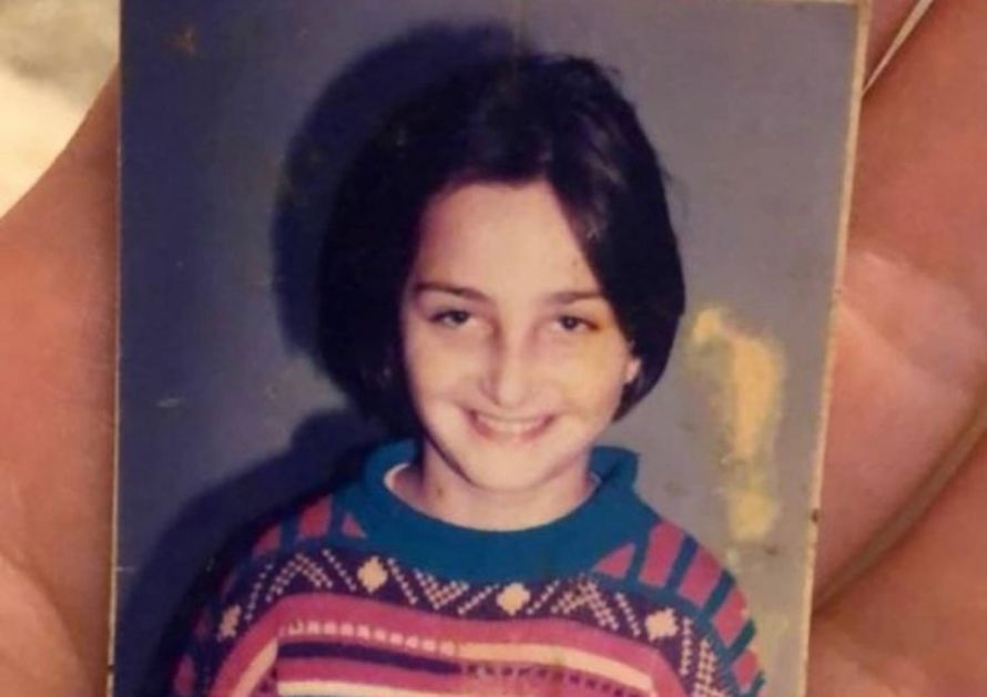 Jedna je od najlepših pevačica, pevala je na sahrani, u nju je zaljubljen milioner… Da li znate ko je na fotografiji?