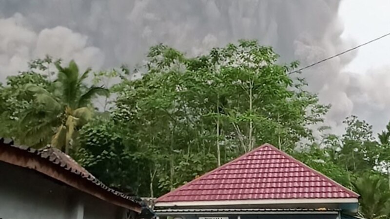 Jedna osoba poginula u erupciji vulkana u Indoneziji