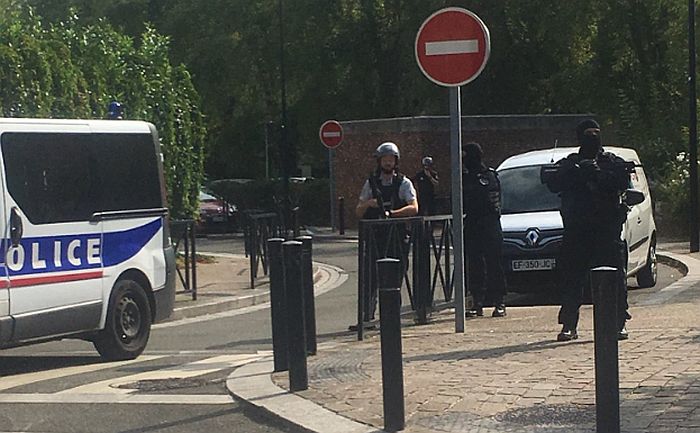 Jedna osoba ubijena, dvoje povređeno u napadu nožem u Parizu