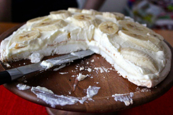 Jednostavno i bez pečenja: Recept za definitivno najbržu tortu sa bananama i keksom