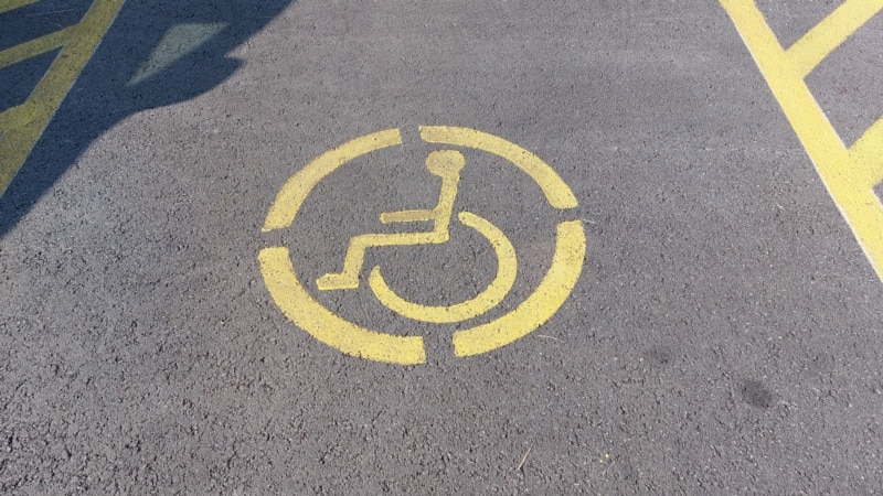 Jeftinija kazna nego parking: Zloupotrebe mjesta za osobe s invaliditetom