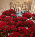 Jelena Karleuša okružena crvenim ružama, pratioci zbunjeni: Sve će završiti u kanti
