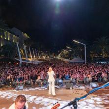 Jelena Rozga SVA U BELOM zablistala u rodnom Splitu: Priredila ISTORIJSKI KONCERT pred 70 HILJADA ljudi