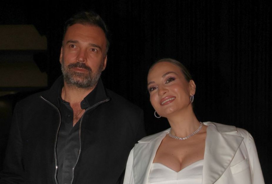 Jelena Tomašević savršeno uskladila stajling sa mužem: Sako za svaku priliku, ali svi joj gledaju u pantalone FOTO