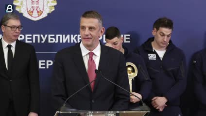 Jelenić  poklonio  Vučiću majicu sa potpisima vaterpolista