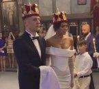 Jelisaveta Orašanin đuska sa čašom na glavi: Snimci sa svadbe Nemanje Nedovića VIDEO