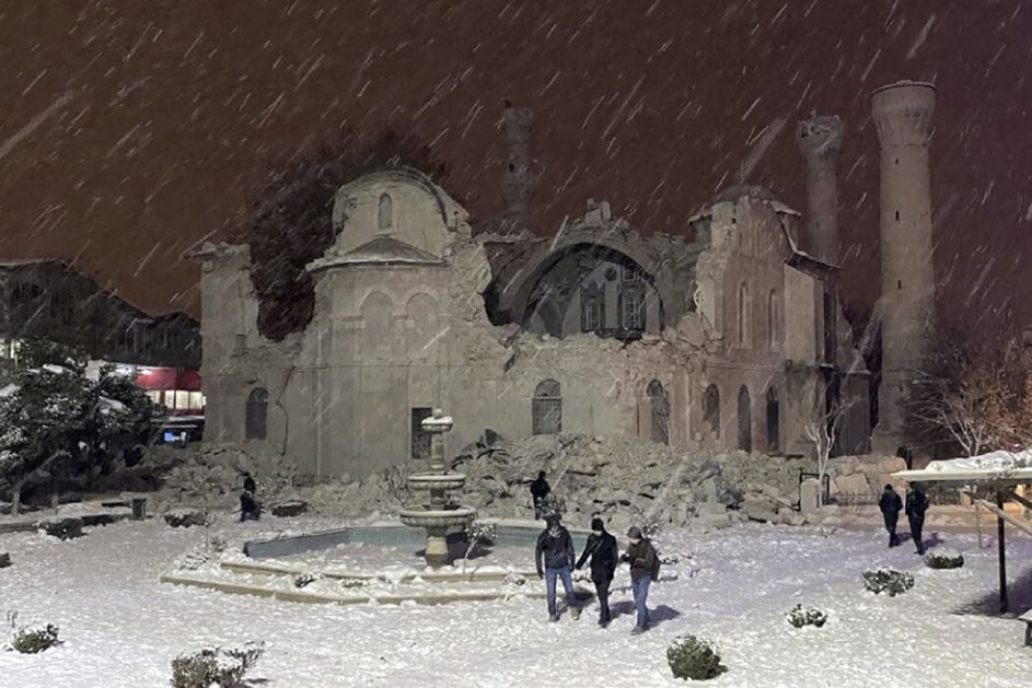 Jeni džamija uništena u zemljotresu