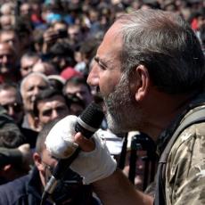 Jermenski opozicionar poziva na ŠTRAJK I BLOKADU cele zemlje: Skoro 50.000 pristalica ispred parlamenta