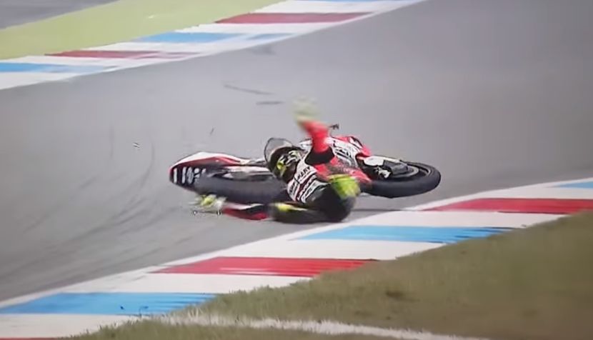 Jeziv pad na moto trci: Poleteo, tresnuo o asfalt, udario ga motor… (VIDEO)