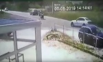 Jeziv udes na putu Kraljevo-Čačak: U sudaru motora i automobila teško povređeni muškarac i dete! (VIDEO)