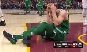 Jeziva povreda prve večeri nove NBA sezone: Šampion je izgubio od Hjustona, Klivlend je pobedio Boston, ali nikom nije bilo do košarke (UZNEMIRUJUĆI VIDEO)