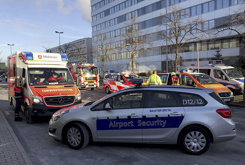 Jeziva saobraćajka u Nemačkoj: Autobus se sudario sa kamionom i eksplodirao, 18 osoba poginulo (FOTO)