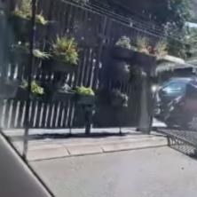 Jeziva scena kod Beogradskog sajma: Sudar dva automobila, iščupao pet metara ograde (VIDEO)