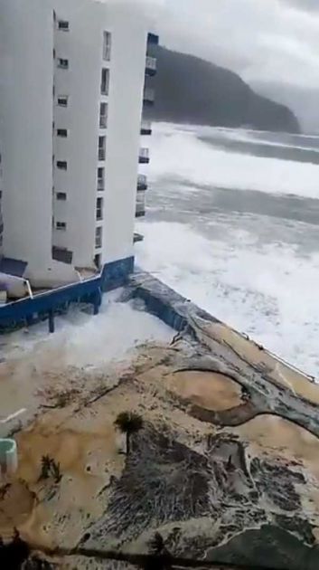 Jezivi prizori: Džinovski talasi ruše balkone na Tenerifima (VIDEO)