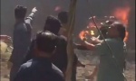 Jezivi snimci: Avion se srušio u gusto naseljeno predgrađe Karačija, crni dim kulja, ljudi uspaničeno trče po ulicama (VIDEO)
