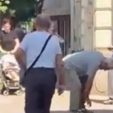 Jezivo: Čoveka ujela zmija dok je hodao centrom Kragujevca (FOTO)