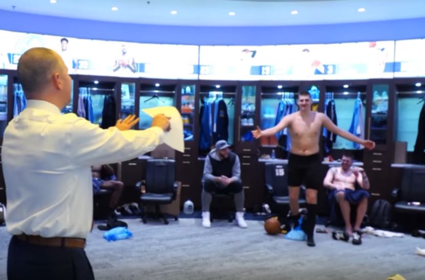 Jokić ponovo razgolićen grlio trenera, ovaj put je to snimila kamera (VIDEO)