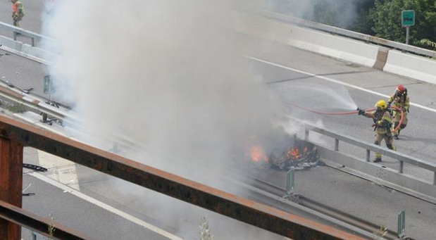 Još jedna osoba poginula u Tesli, auto potpuno izgoreo