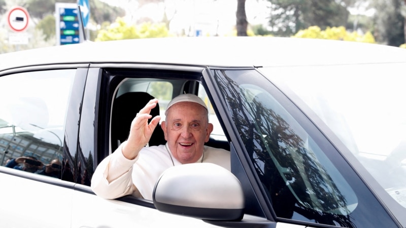 Još sam živ: Papa Franjo otpušten iz bolnice