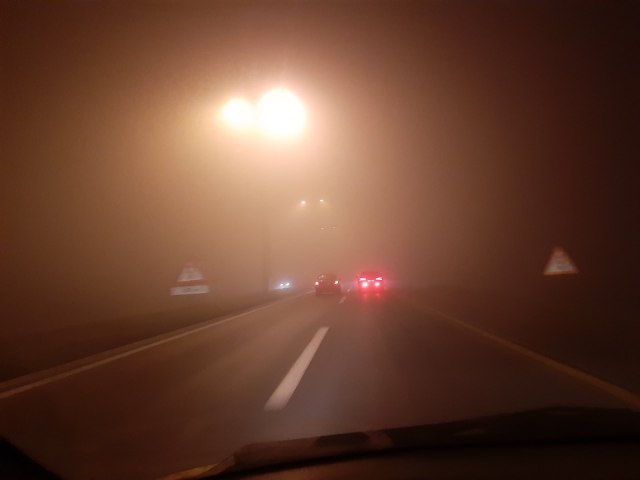 Još savesnije u saobraćaju: Magla smanjuje vidljivost i do 50 metara