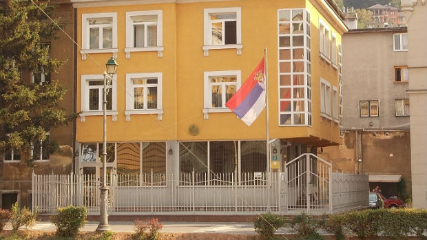 Još se ne zna ko je postavio uvredljiv plakat na ambasadi Srbije