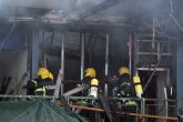 Jutro posle požara na Novom Beogradu: Garež svuda, vatrogasci dežuraju. Smrdi, nije prijatno biti ovde VIDEO