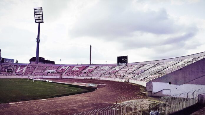 Južna i severna tribina na stadionu „Čair“ zatvorene za gledaoce, problem su stolice