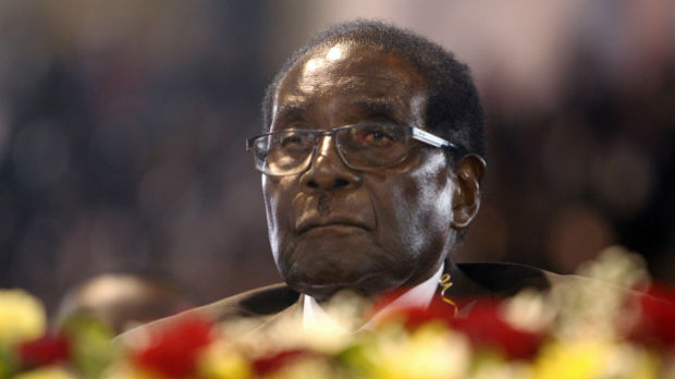 Mugabe prvi put u javnosti, pregovori o njegovoj budućnosti u toku