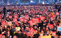 
					Južnokorejci slave smenjivanje predsednice Park (FOTO) 
					
									