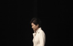 
					Južnokorejski tužioci traže hapšenje smenjene predsednice 
					
									