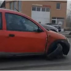 KAD NIŠLIJA DA GAS: Vozio kilometrima sa otkačenim prednjim točkom i zadnjom probušenom gumom (VIDEO)