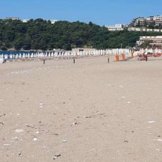 KAD NISU HTELI SRBE: Konobar u smeni zaradio JEDAN EVRO, umesto pune plaže u Bečićima PUSTINJA (FOTO)