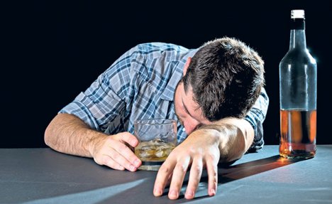 KAD SE CUGNE ČAŠICA VIŠKA: 10t stvari koje alkohol čini vašem organizmu