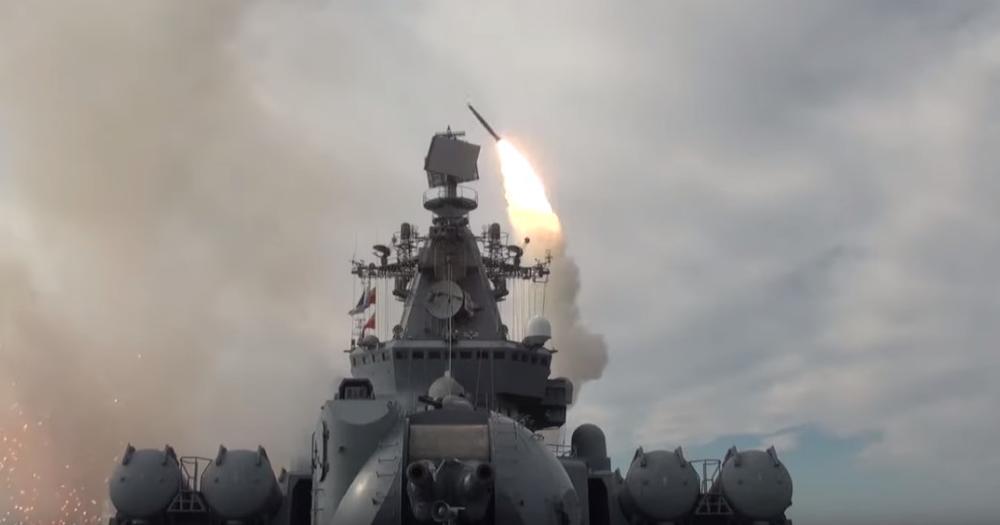 KAD ZAGRMI RUSKA MORNARICA: Ovako je izgledala vojna vežba ratnih brodova predvođenih ruskim razaračem (VIDEO)