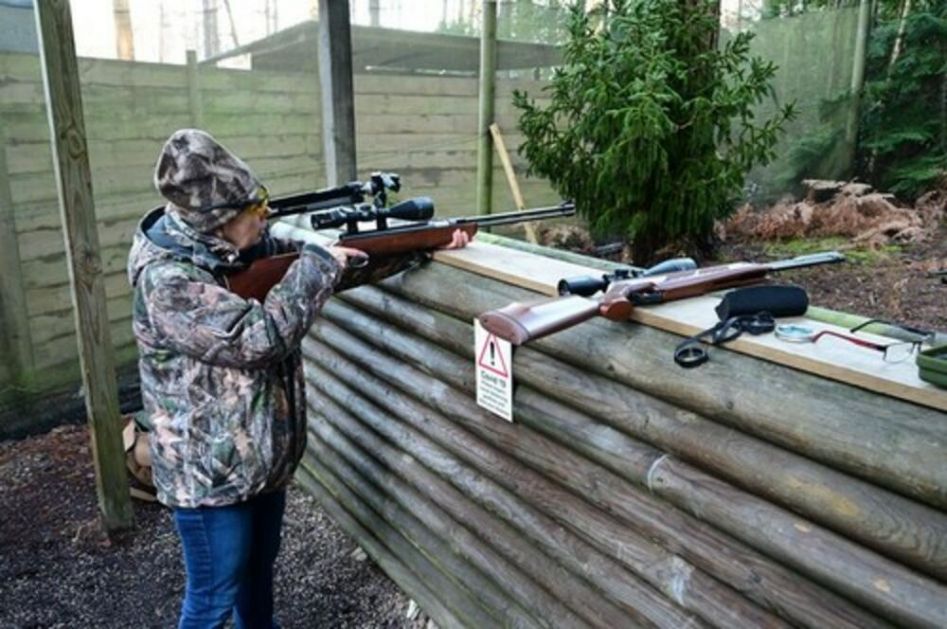 KAD ZAPUCA MAJKA UKRAJINKA Žiteljka Kijeva kupila super pušku sa snajperom i prigušivačem i spremno čeka Ruse! A prošla je i obuku