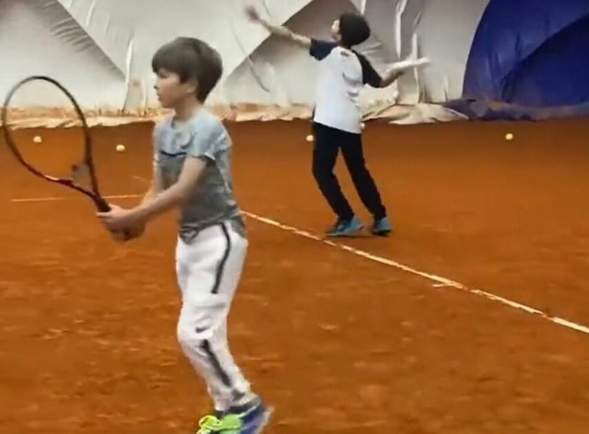 KAKAV OTAC, TAKAV SIN! Snimak koji će vas RASPAMETITI: Stefan bije forhend kao tata! Nole uživao u teniskim bravurama naslednika!