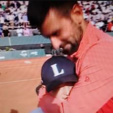 KAKAV TRENUTAK, KAKVA EMOCIJA: Stefan uleteo na teren posle meča - Novak se ISTOPIO u zagrljaju sina