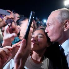 KAKO IZGLEDA KAD PUTIN LJUBI? Ruski predsednik uleteo među obožavatelje, nastala opšta histerija - odmah krenule teorije zavere (VIDEO)