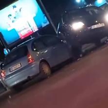 IMA POVREĐENIH! BRUTALNA SAOBRAĆAJKA KOD CVETKOVE PIJACE: Jedan automobil bukvalno završio na drugom (FOTO/VIDEO)