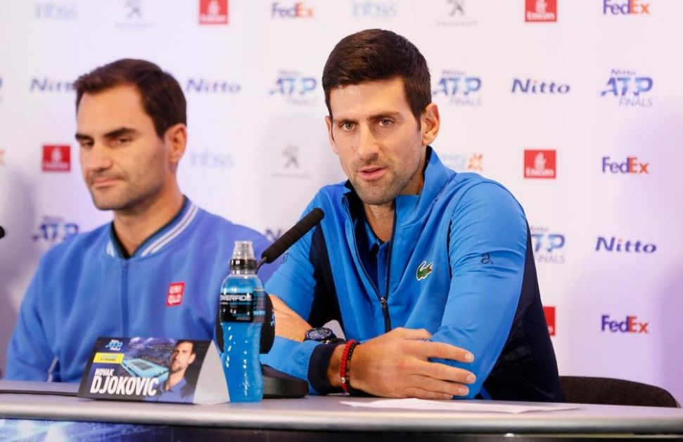 KAKVA PROVOKACIJA: Novinar postavio BEZOBRAZNO pitanje Federeru u vezi Đokovića! Novak je sedeo tik do njega i slušao odgovor! Švajcarac je ostao ZATEČEN, ali je ipak izustio par reči (FOTO)