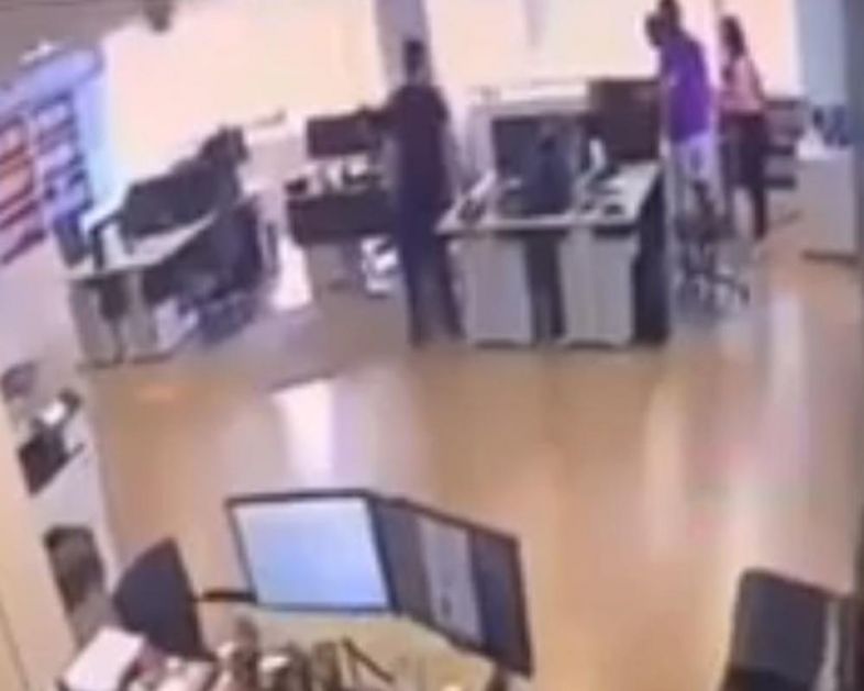 KAMERE SNIMILE ZEMLJOTRES U GRČKOJ: Ljudi su sedeli u kancelariji, a onda je sve oko njih počelo da se trese! (VIDEO)