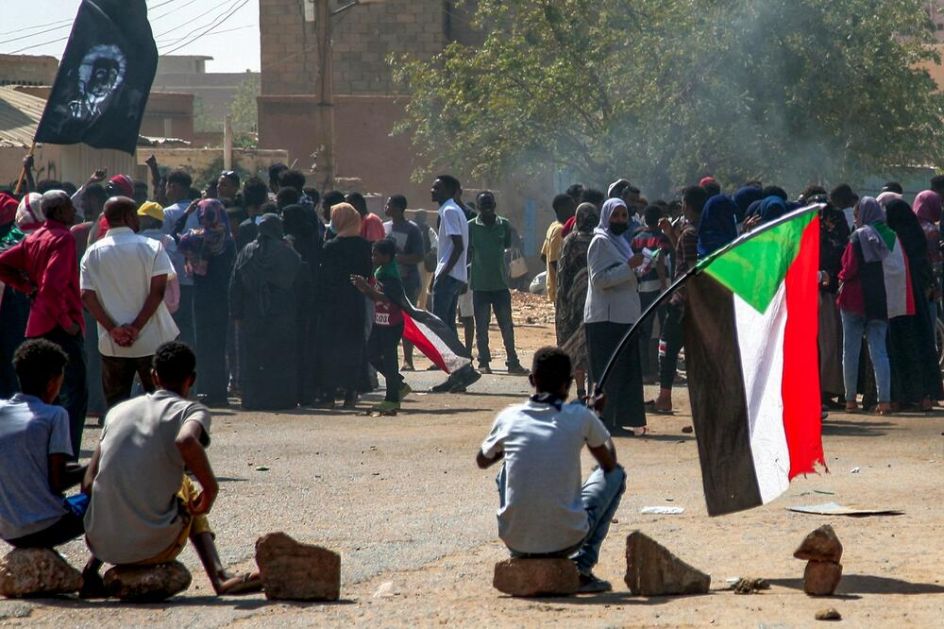 KAMION PREGAZIO DEMONSTRANTA U SUDANU: Vojna hunta suzavcem rasteruje okupljene na protestu protiv vojne represije!