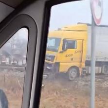 KAMION UMALO ZAVRŠIO U KUĆI! Stravična saobraćajna nesreća kod Trstenika (VIDEO)