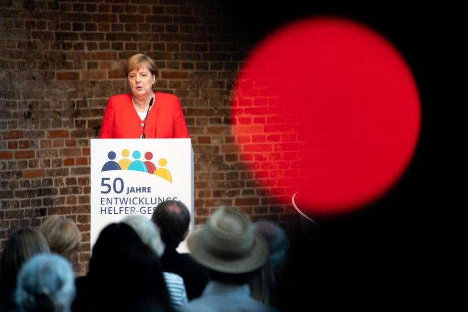 KANCELARKA NE PRESTAJE DA SE TRESE, ALI REAKCIJA JAVNOSTI JE ŠOKANTNA: Evo šta Nemci misle o zdravlju Angele Merkel (VIDEO)